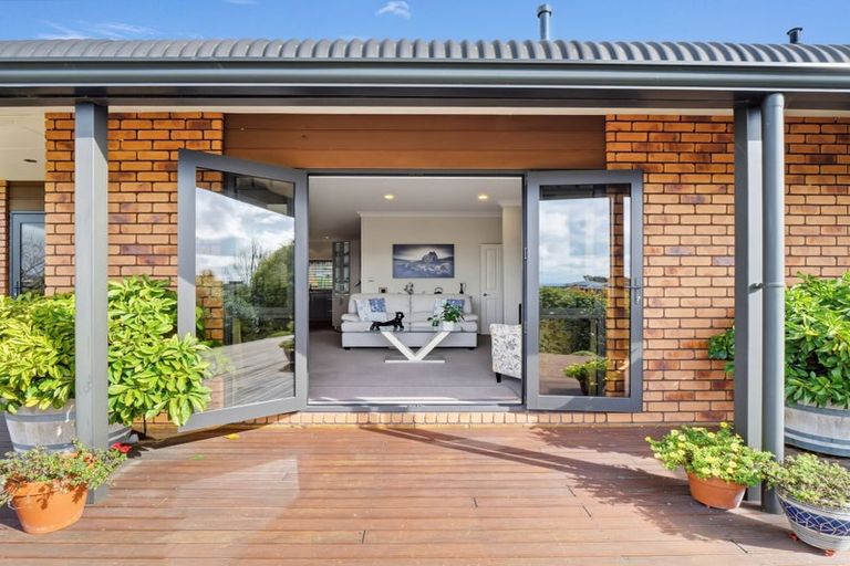 Photo of property in 71 Ruapehu Drive, Fitzherbert, Palmerston North, 4410