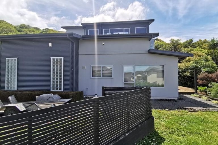 Photo of property in 41 Dress Circle, Newlands, Wellington, 6037