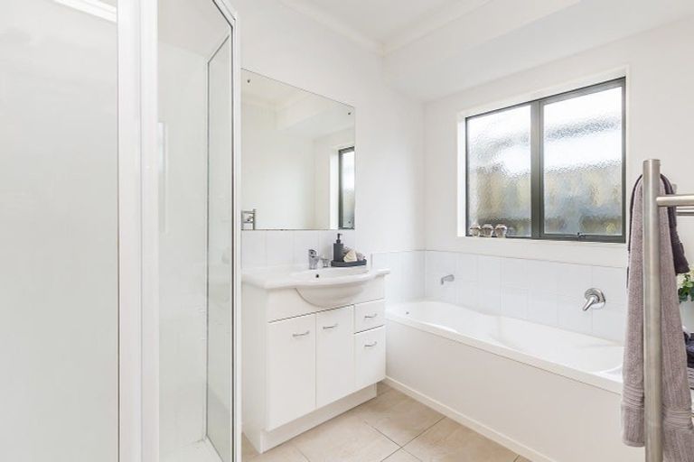 Photo of property in 52 Miles Crescent, Newlands, Wellington, 6037