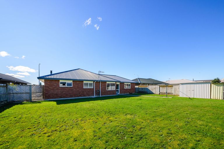Photo of property in 18 Fernlea Avenue, Kelvin Grove, Palmerston North, 4414