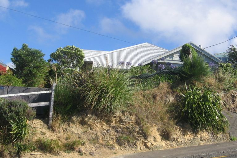 Photo of property in 37 Apuka Street, Brooklyn, Wellington, 6021
