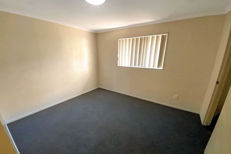 Photo of property in 10 Burton's Drive, Swanson, Auckland, 0614