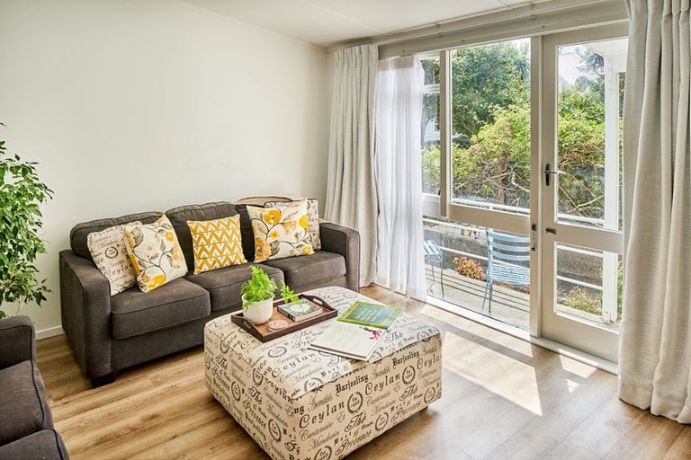 Photo of property in 2/345 Muritai Road, Eastbourne, Lower Hutt, 5013