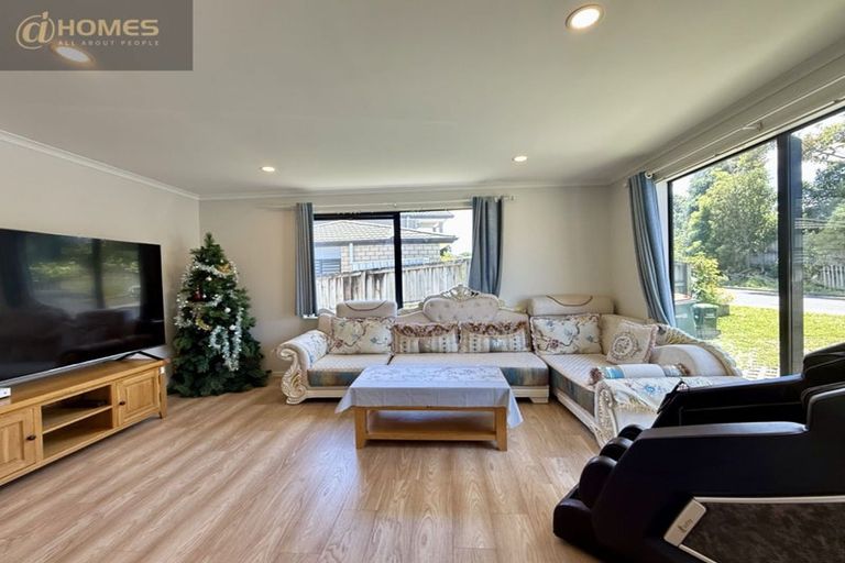 Photo of property in 70 Sungrove Rise, Sunnyvale, Auckland, 0612