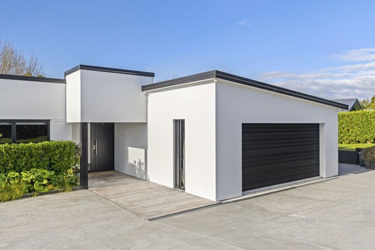 Photo of property in 111 Polson Hill Drive, Aokautere, Palmerston North, 4471