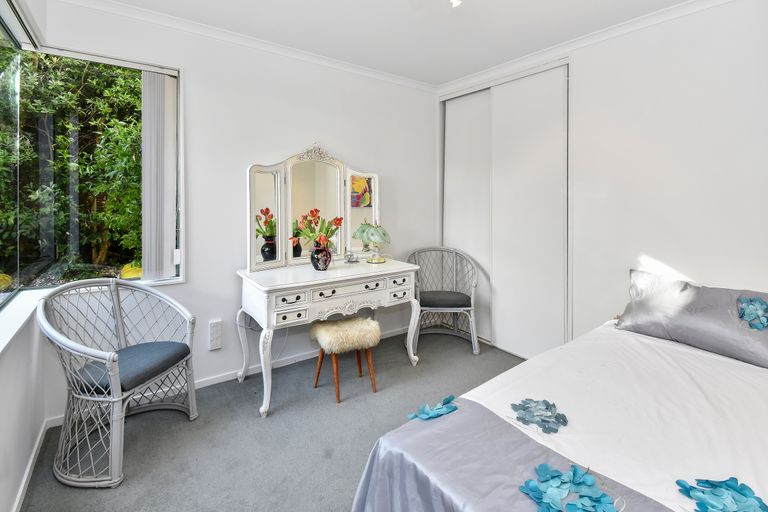 Photo of property in 2/11 The Rosebowl, Sunnyhills, Auckland, 2010