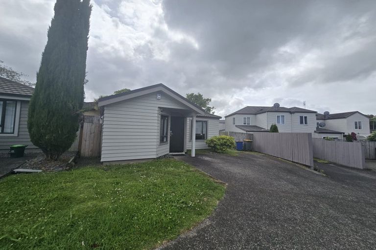 Photo of property in 3/36 John Jennings Drive, Oteha, Auckland, 0632