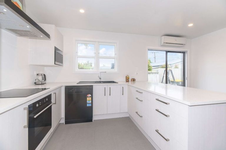 Photo of property in 11 Ingleby Place, Kelston, Auckland, 0602