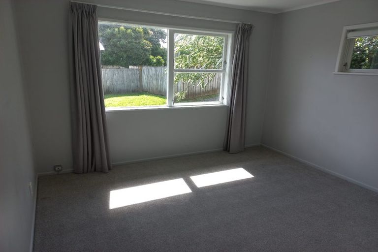 Photo of property in 1/28 Fairclough Road, Beach Haven, Auckland, 0626