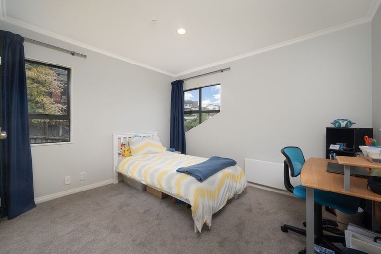 Photo of property in 19b Eske Place, Highland Park, Auckland, 2010