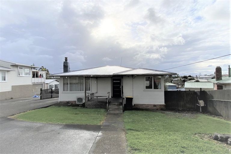 Photo of property in 37 Amberley Avenue, Te Atatu South, Auckland, 0610