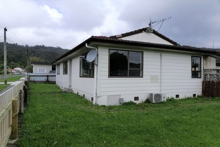 Photo of property in 35 Glen Road, Stokes Valley, Lower Hutt, 5019