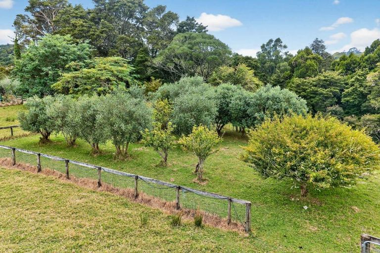 Photo of property in 32 Franklin Road, Paparoa, 0571