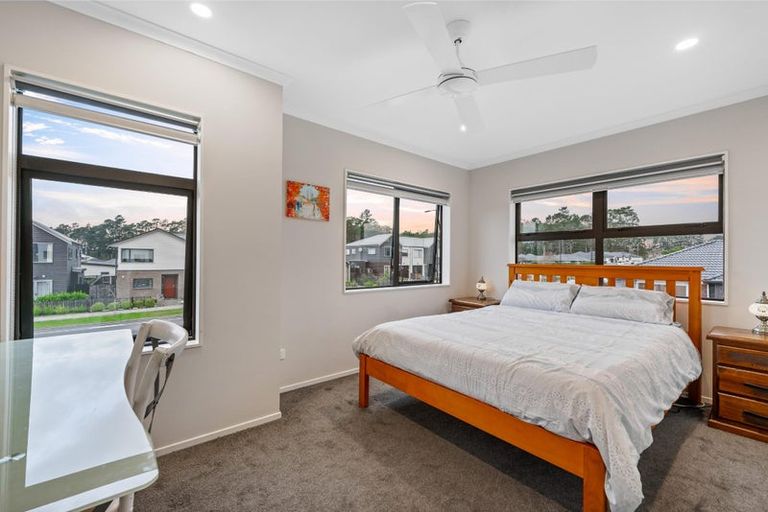 Photo of property in 2 Lumbarda Drive, Kumeu, 0810