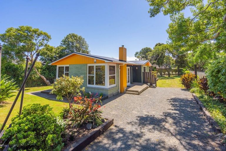 Photo of property in 16 Walton Avenue, Waikanae, 5036