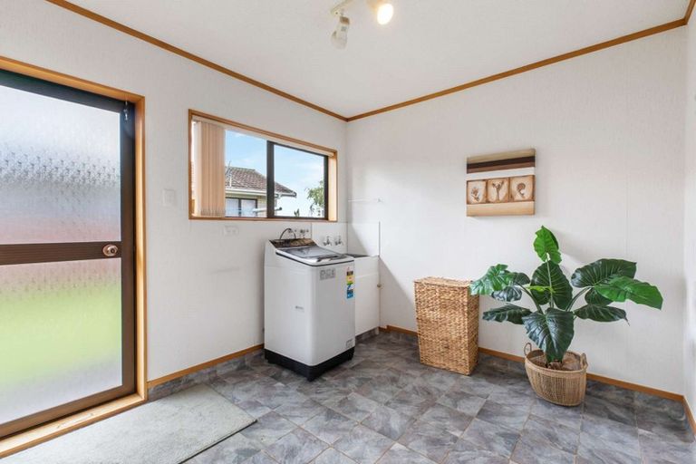 Photo of property in 28 Edgewater Parade, Waiuku, 2123