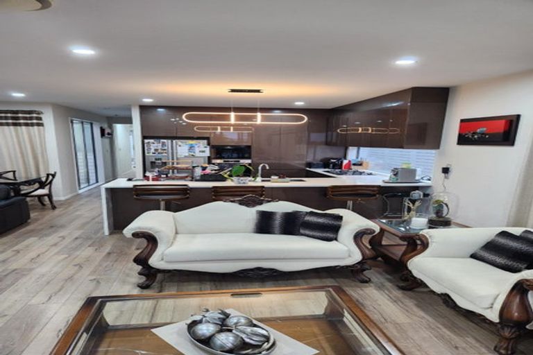 Photo of property in 68c Te Oneroa Way, Long Bay, Auckland, 0630