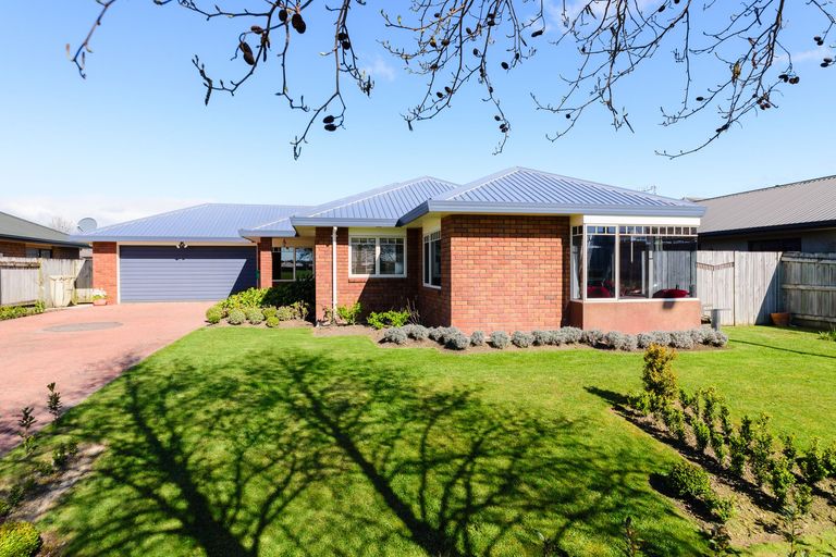 Photo of property in 18 Fernlea Avenue, Kelvin Grove, Palmerston North, 4414