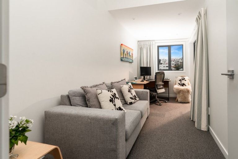 Photo of property in 35 Queen Street, Mount Victoria, Wellington, 6011