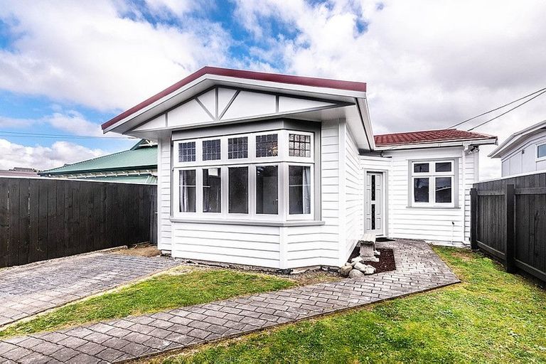 Photo of property in 4a Tarawera Road, Johnsonville, Wellington, 6037