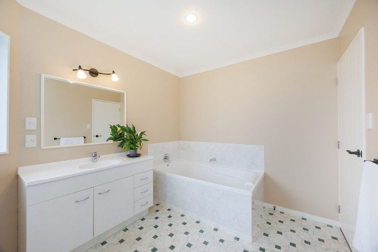 Photo of property in 140 Pacific Drive, Fitzherbert, Palmerston North, 4410