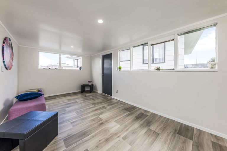 Photo of property in 1/98 Shifnal Drive, Randwick Park, Auckland, 2105