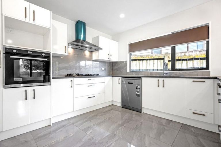 Photo of property in 18a Riverpark Crescent, Henderson, Auckland, 0610