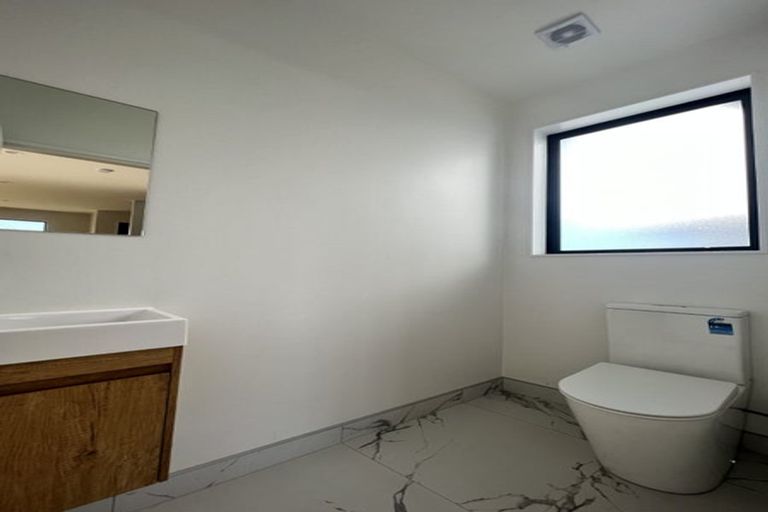 Photo of property in 1 Camelot Place, Glenfield, Auckland, 0629