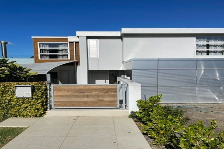 Photo of property in 2 Commodore Parry Road, Castor Bay, Auckland, 0620