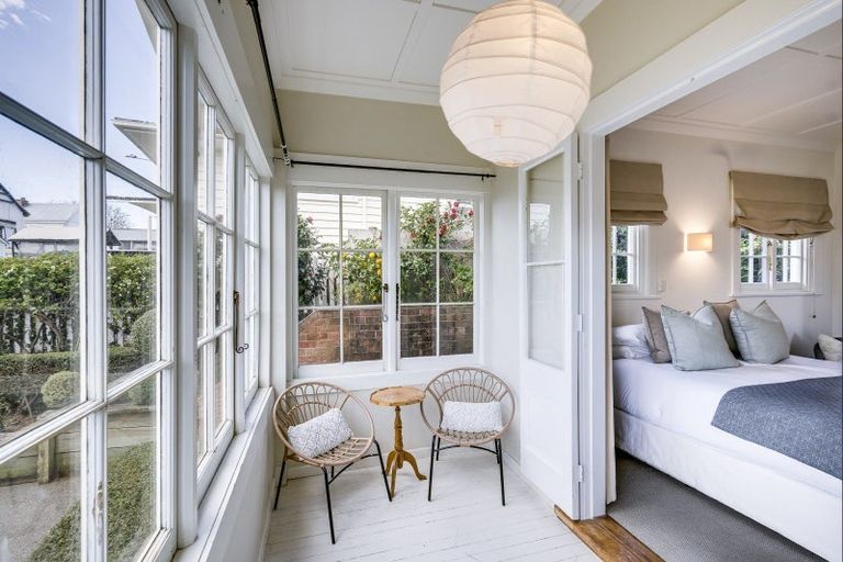 Photo of property in 18 Gladstone Road, Bluff Hill, Napier, 4110