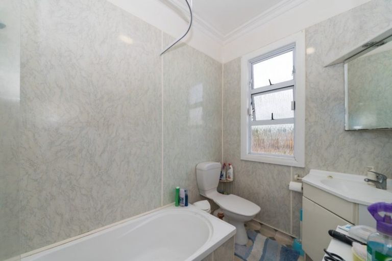 Photo of property in 18 Kowhai Avenue, Takaro, Palmerston North, 4410