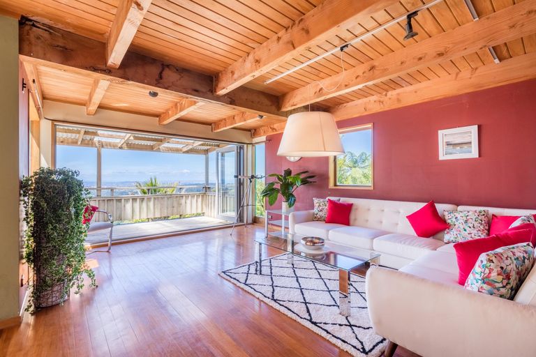 Photo of property in 11 Cascade Avenue, Waiatarua, Auckland, 0604