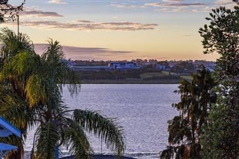 Photo of property in 1/71 Beresford Street, Bayswater, Auckland, 0622