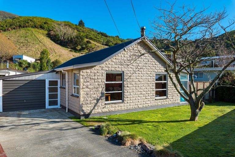 Photo of property in 11 Cornwall Street, Picton, 7220