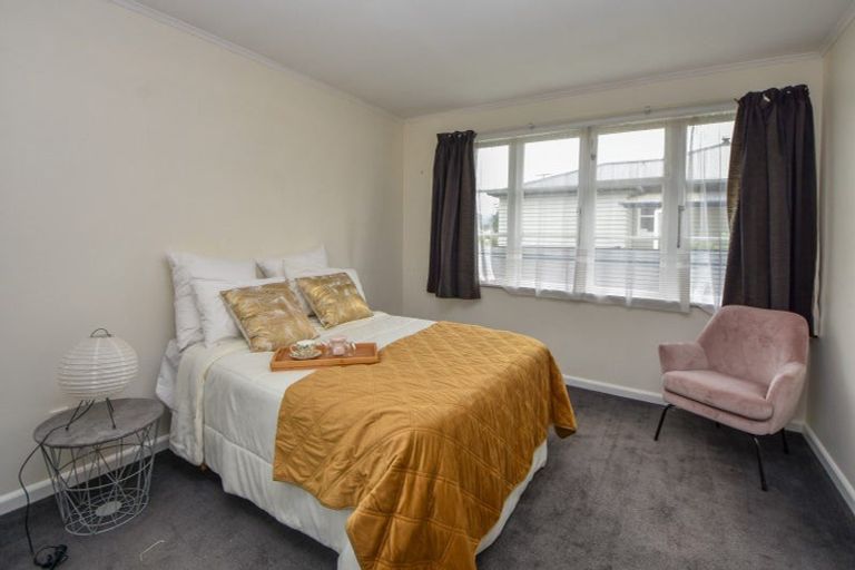 Photo of property in 2 Kent Street, Carterton, 5713