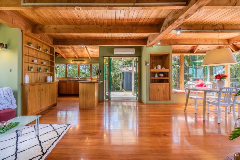 Photo of property in 11 Cascade Avenue, Waiatarua, Auckland, 0604