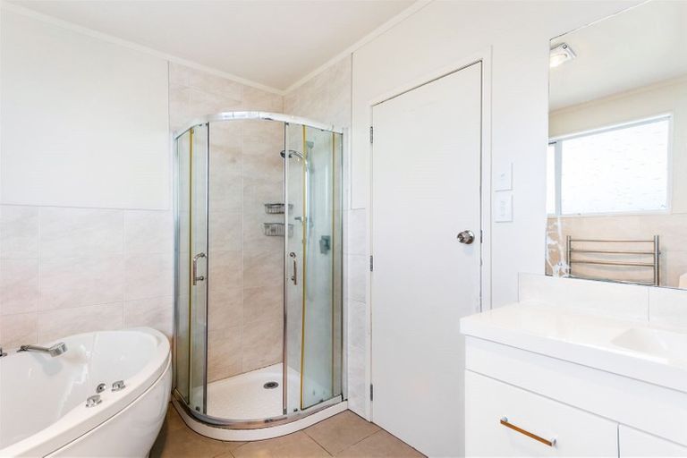 Photo of property in 37 Triangle Road, Massey, Auckland, 0614