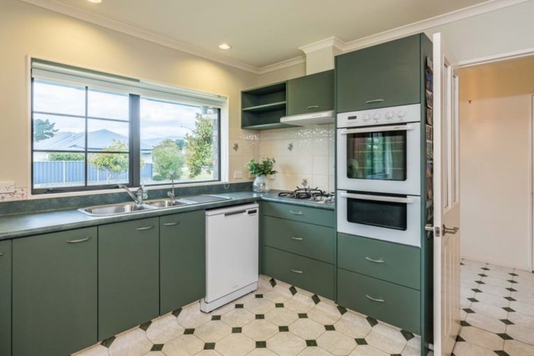 Photo of property in 52 Campion Road, Waikanae Beach, Waikanae, 5036