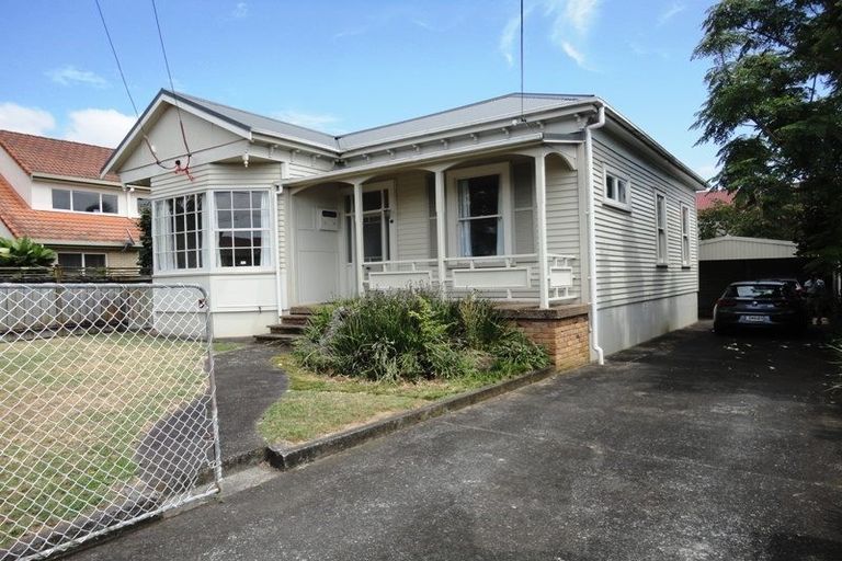 Photo of property in 1 Momona Road, Greenlane, Auckland, 1051