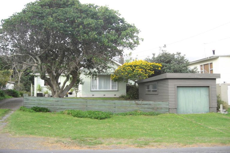 Photo of property in 122 Renown Road, Raumati South, Paraparaumu, 5032