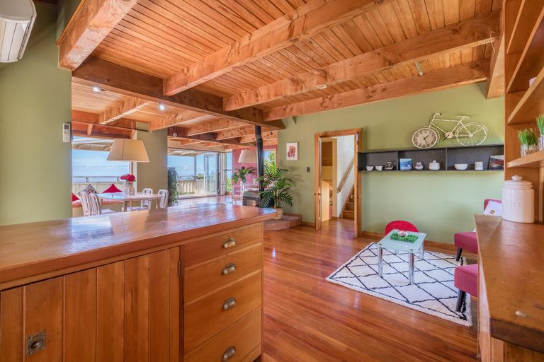 Photo of property in 11 Cascade Avenue, Waiatarua, Auckland, 0604