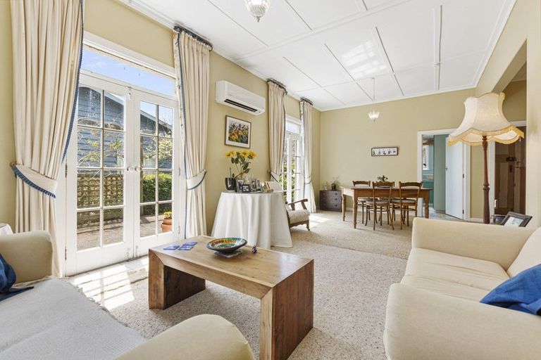 Photo of property in 2 Hoyle Place, New Plymouth, 4310