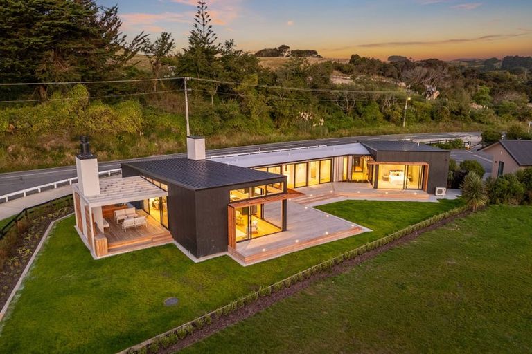 Photo of property in 43 Paekakariki Hill Road, Pauatahanui, Porirua, 5381