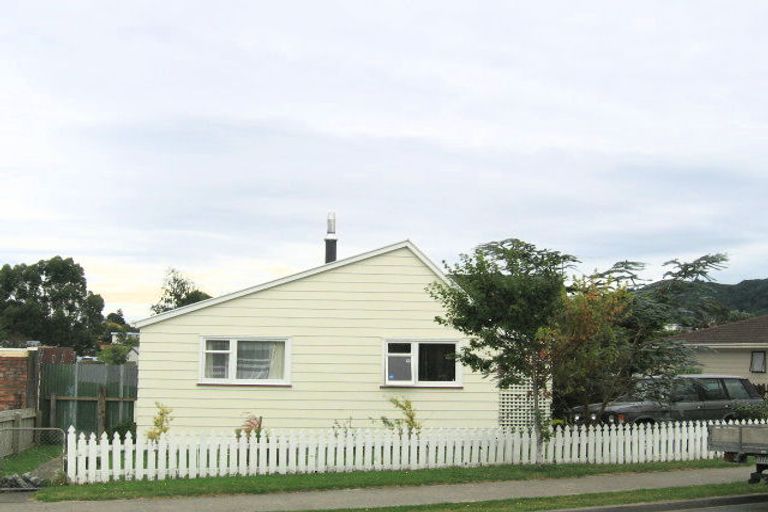Photo of property in 8 Edelweiss Grove, Timberlea, Upper Hutt, 5018