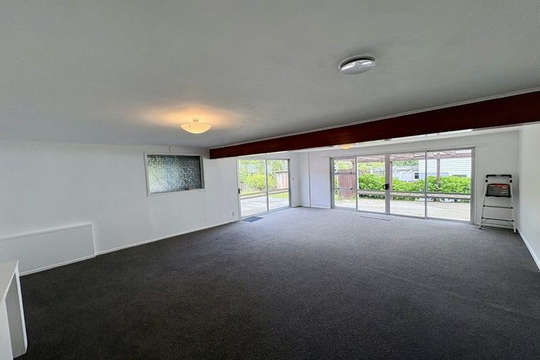 Photo of property in 135 Taylor Terrace, Tawa, Wellington, 5028