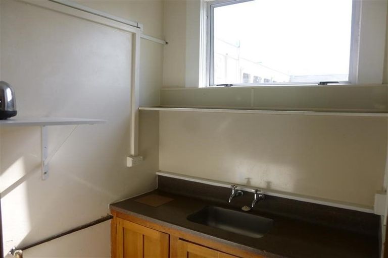 Photo of property in Devonport Apartments, 14/127 Saint Aubyn Street, New Plymouth, 4310