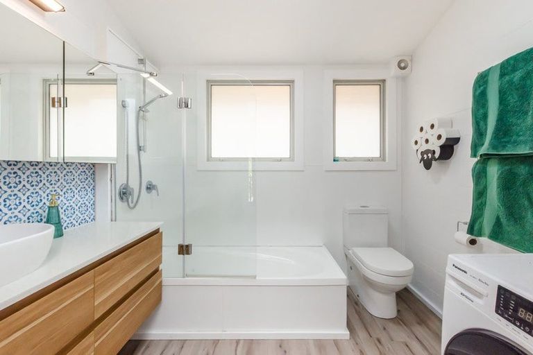 Photo of property in 15 Tiromoana Road, Raumati South, Paraparaumu, 5032