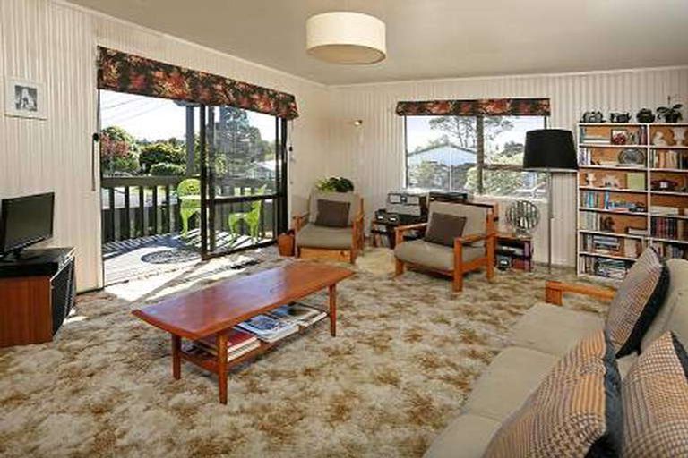Photo of property in 2a Taipari Road, Te Atatu Peninsula, Auckland, 0610