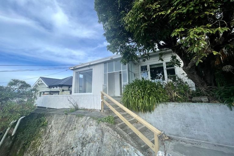 Photo of property in 11 Maarama Crescent, Aro Valley, Wellington, 6021