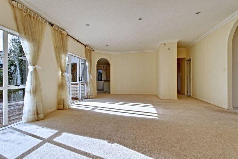 Photo of property in 12 Malin Place, Pinehill, Auckland, 0632